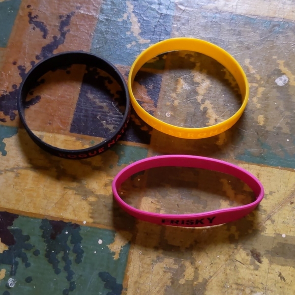 Assorted rubber bracelets - Picture 2 of 3